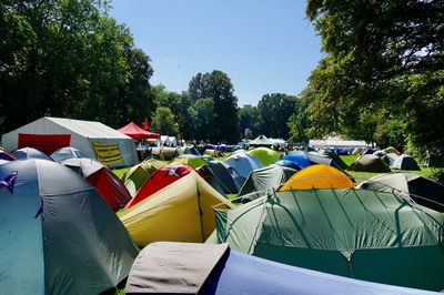 Blick über die Zelte im Camp