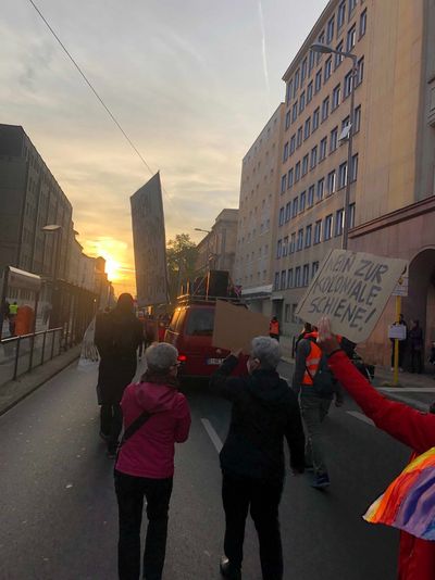 Demonstrant:innen in der Abendsonne