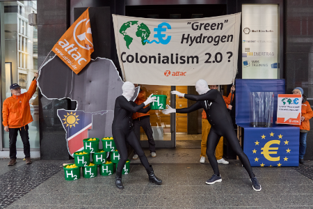 Foto: Olga Blackbird Protest vor Enertrag in Berlin gegen das grüne Wasserstoffprojekt in Namibia