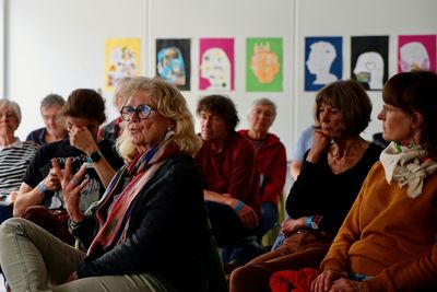 Blick in das Publikum eines Workshops, eine ältere Frau redet