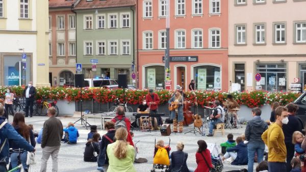 Bild von einer Klimakundgebung, bei der eine Band auftritt