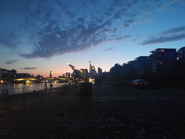 Sonnenuntergang über dem Main mit der Skyline im Hintergrund